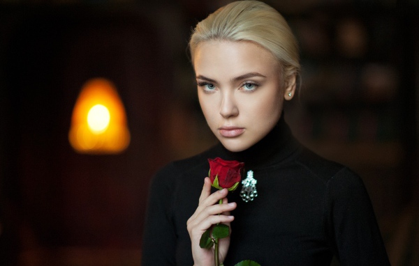 Девушка блондинка с красной розой 