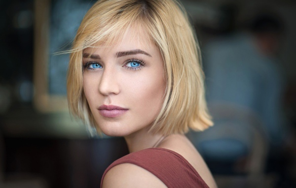 Девушка блондинка с короткой стрижкой и голубыми глазами 