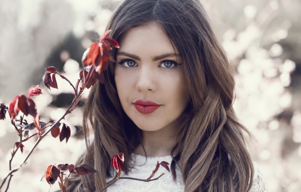 Голубоглазая красивая девушка брюнетка с красными губами