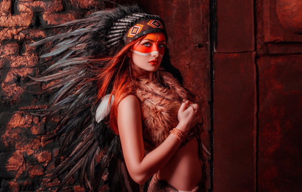 Голубоглазая девушка в костюме индейца 