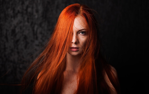 Голубоглазая девушка с огненно рыжими волосами 