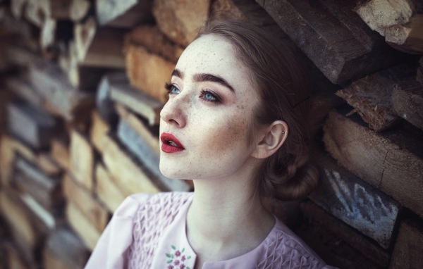 Голубоглазая девушка с веснушками на лице 