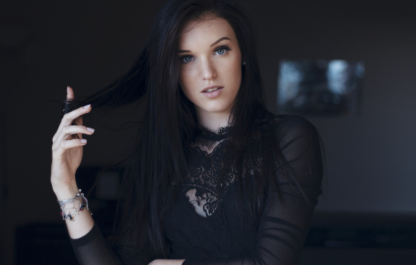 Голубоглазая эффектная брюнетка в черном платье