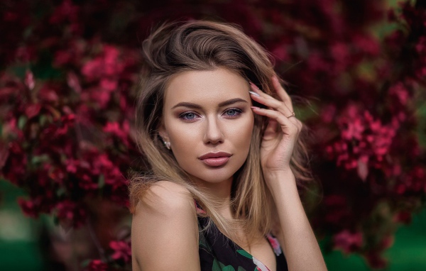 Яркая красивая девушка в цветастом платье