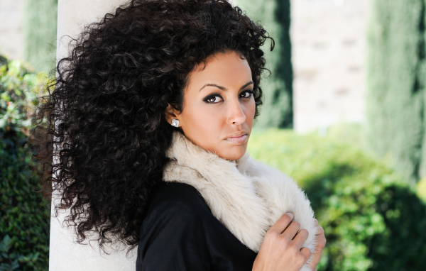 Девушка брюнетка с красивыми кудрявыми волосами