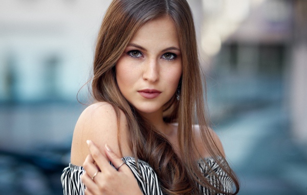 Девушка брюнетка с зелеными глазами 