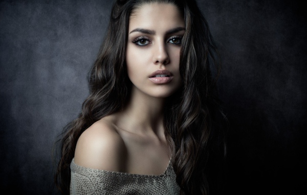 Нежная красивая девушка брюнетка с длинными волосами 