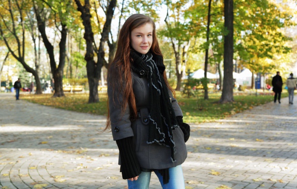 Нежная молодая девушка в пальто Эмили Блум