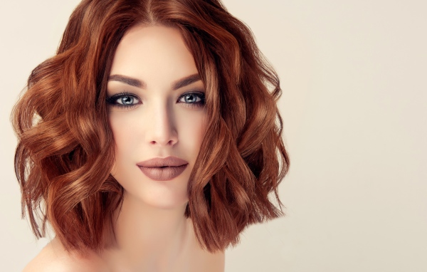 Лицо красивой молодой девушки с макияжем