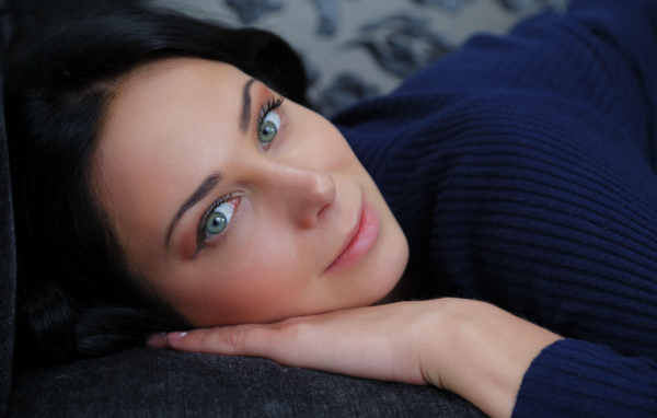 Нежный взгляд красивой голубоглазой девушки