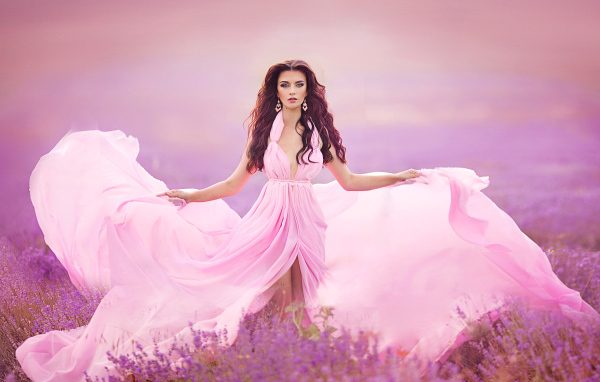 Девушка в красивом розовом платье на лавандовом поле