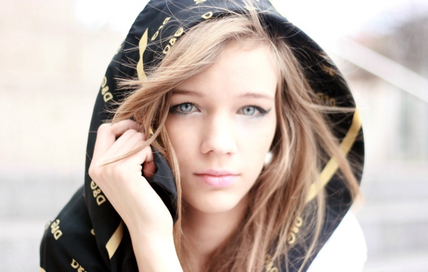 Девушка с голубыми глазами с капюшоном на голове