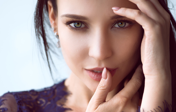 Зеленоглазая девушка модель с выразительным взглядом