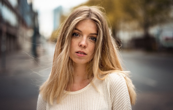 Милая девушка блондинка с веснушками 