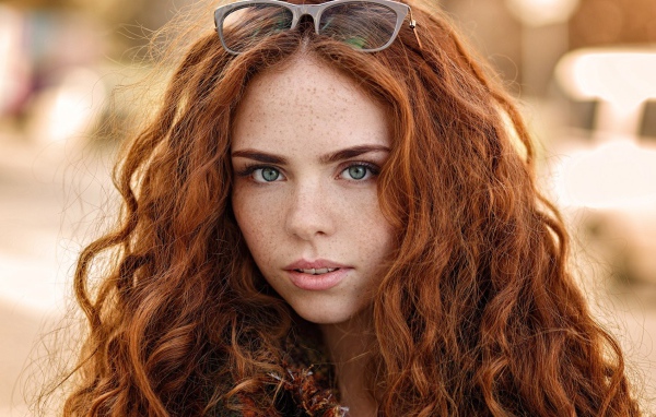 Рыжеволосая красивая девушка с зелеными глазами 