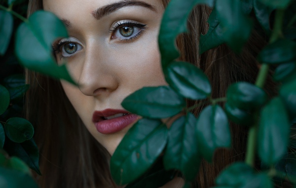 Грустная девушка с красивыми глазами 