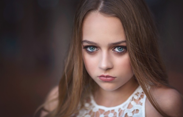 Грустная девушка с большими голубыми глазами 