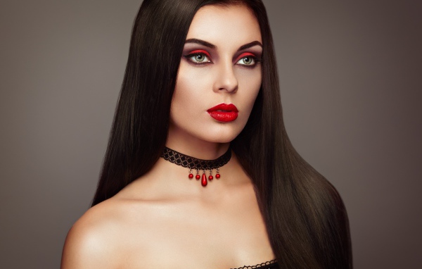 Эффектная брюнетка с ярким макияжем