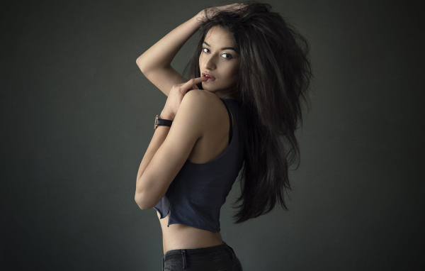 Эффектная девушка с длинными черными волосами