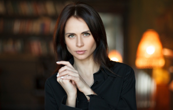 Стильная девушка брюнетка с длинными волосами 