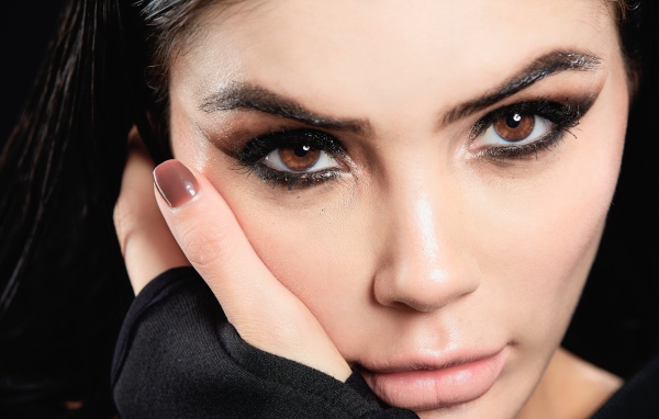 Лицо молодой девушки с выразительными глазами