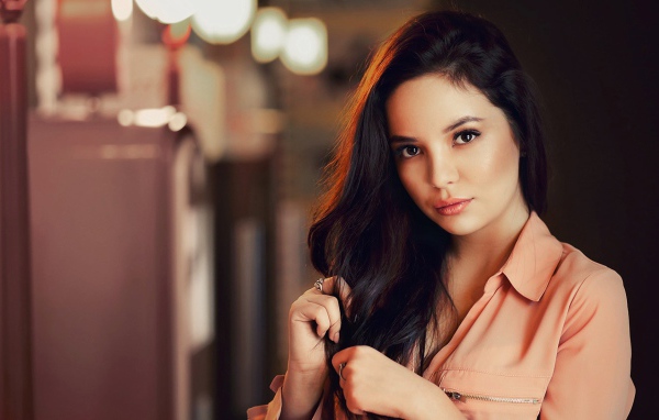 Девушка с темными распущенными волосами 