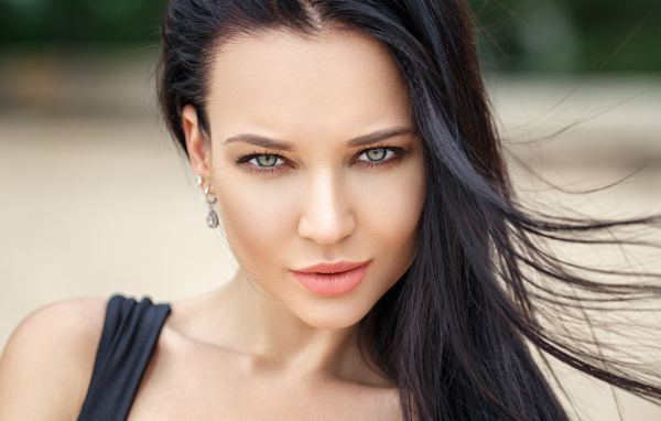 Взгляд красивой зеленоглазой брюнетки