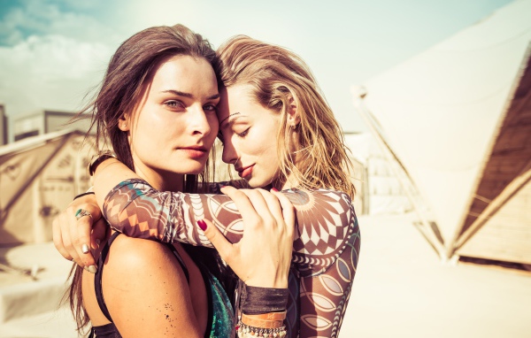 Две красивые молодые девушки