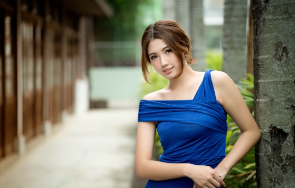 Молодая девушка азиатка в красивом голубом платье