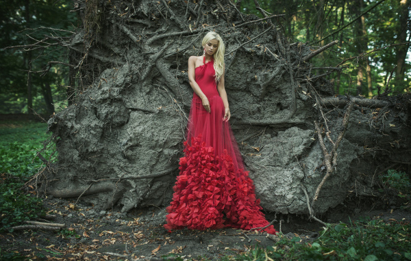 Молодая красивая девушка блондинка в красном платье