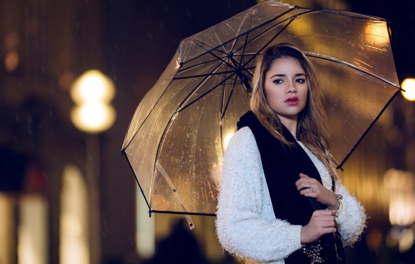 Молодая красивая девушка под зонтом 