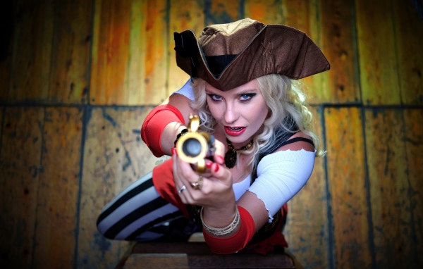 Молодая голубоглазая девушка в костюме пирата