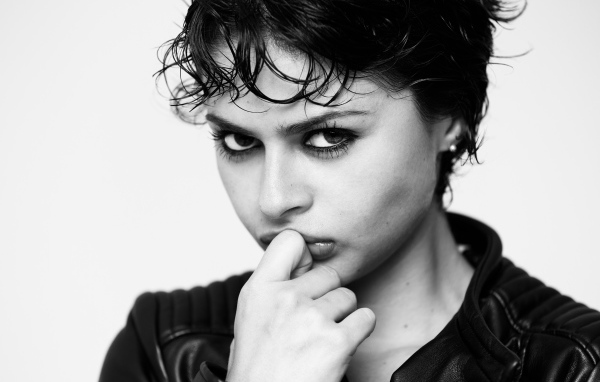 Молодая девушка с серьезным взглядом черно-белое фото