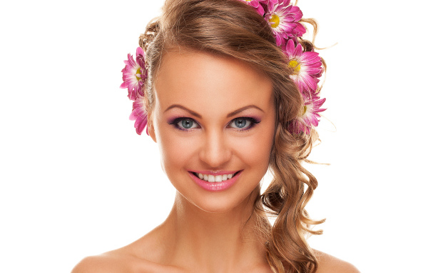 Молодая девушка с красивой прический и цветами хризантемы в волосах