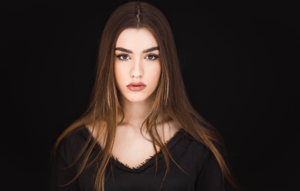 Молодая девушка с карими глазами 