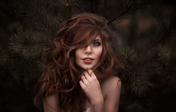 Молодая девушка с распущенными волосами 