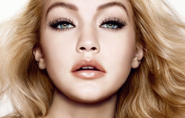 Красивая голубоглазая девушка модель Джиджи Хадид