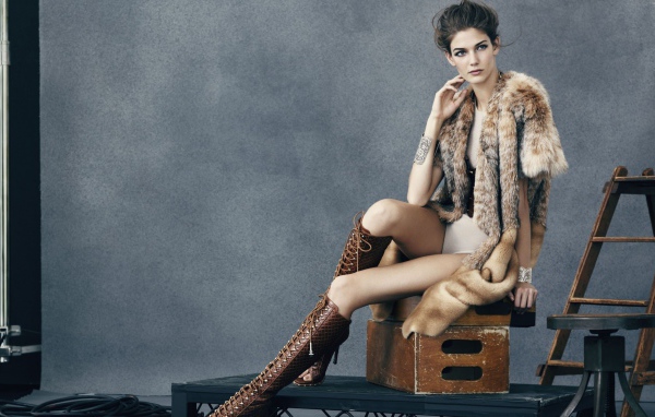 Красивая эффектная девушка модель  Кендра Спирс позирует для фото