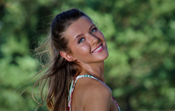 Красивая улыбающаяся девушка модель Sybil A