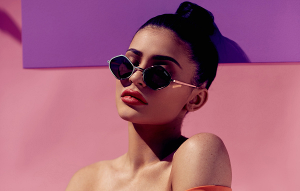 Красивая молодая девушка модель Кайли Дженнер в черных очках