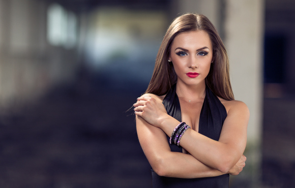 Голубоглазая девушка модель с красивым макияжем