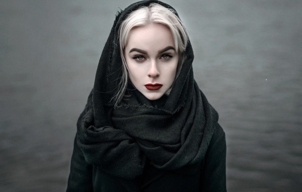 Девушка модель в черном наряде с красными губами 