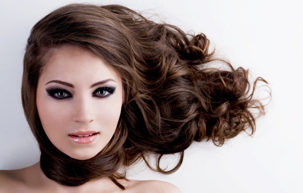 Девушка модель с темными волосами 