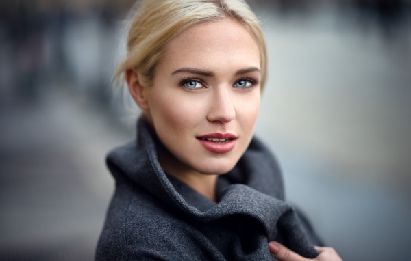 Девушка с голубыми глазами модель  Eva Mikulski 