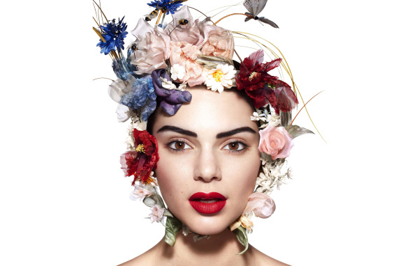 Девушка модель Кендалл Дженнер с цветами на голове