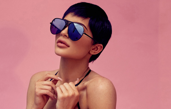 Популярная модель Кайли Дженнер в черных солнечных очках