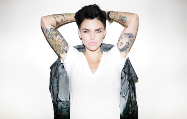 Девушка модель Руби Роуз с татуировками на руках