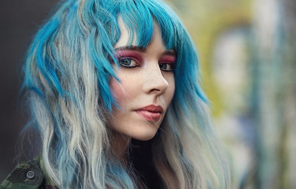 Молодая девушка модель с голубыми волосами