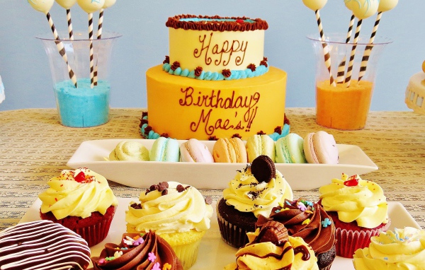 Большой красивый торт и капкейки ко Дню рождения