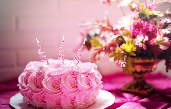 Розовый торт со свечами на День рождения